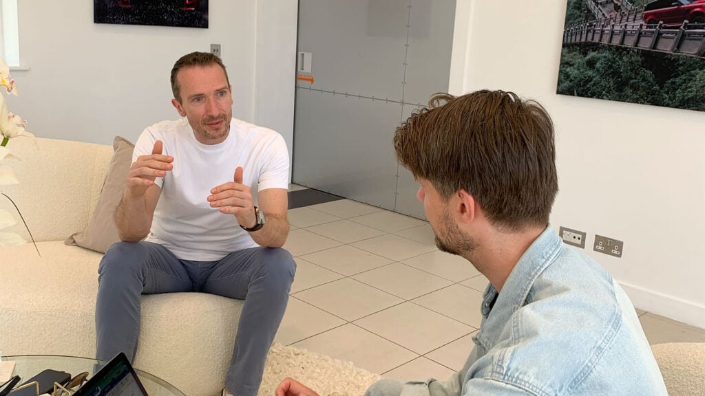 Martin Limpert på Range Rover intervjuas av John Sempill.