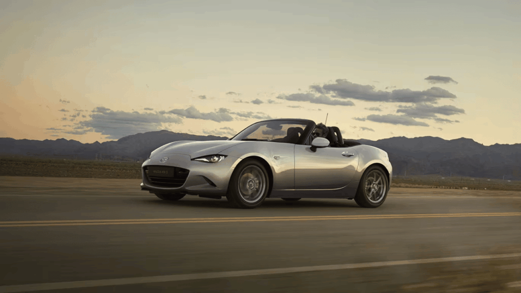 Blir nästa generation av världens mest sålda roadster mer exotisk? Ryktena placerar de nya patenten på en kommande MX-5 Miata, men de komplicerade dörrarna kan visa sig bli för dyra för den lätta och plånboksvänliga ikonen. Foto: Mazda