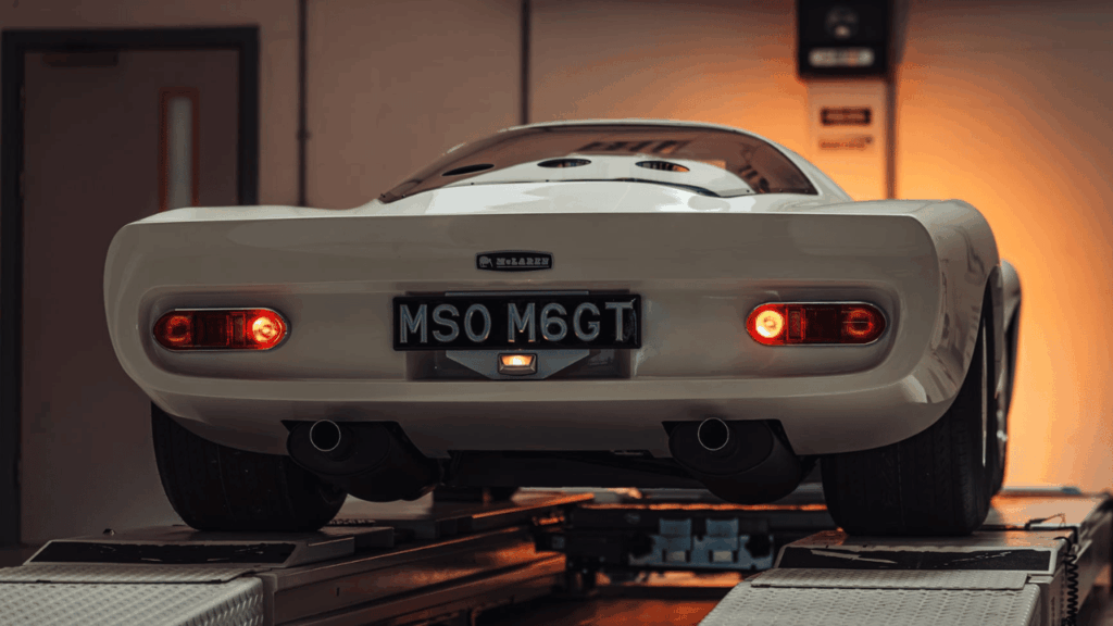 Racerbils-DNA för landsvägen. Bakpartiet avslöjar bilens ursprung från de dominanta Can-Am-racerna. Under det kurviga skalet döljer sig en tidstypisk Small Block-V8 med klassiska "camel hump"-cylinderhuvuden, precis som Bruce McLaren specificerade det för över 50 år sedan. Foto: McLaren