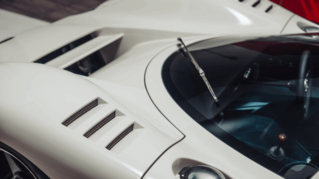 De svepande karosslinjerna är inte en modern gissning. McLaren MSO hittade de gamla originalformarna i Storbritannien och har återskapat karossen med exakta historiska mått – inklusive de små modifieringar som gjordes under utvecklingen på 60-talet. Foto: McLaren