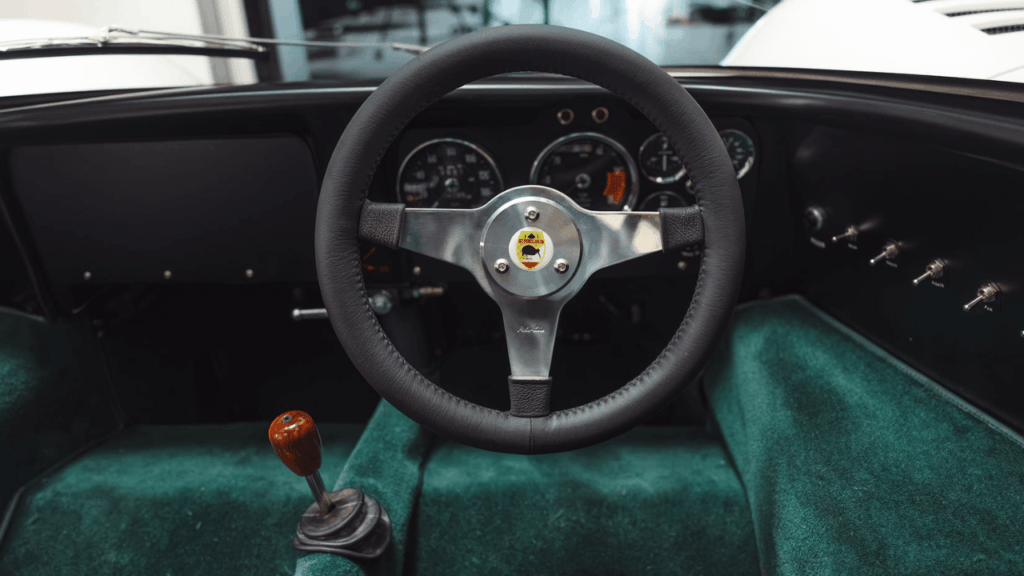 Förarmiljön i M6GT är en helt intakt racingcockpit i original. Lägg märke till den handsvarvade växelspaksknoppen i äkta valnötsträ och de gröna vinylsätena – en direkt hyllning till Bruce McLarens första Formel 1-bil från 1966. Foto: McLaren