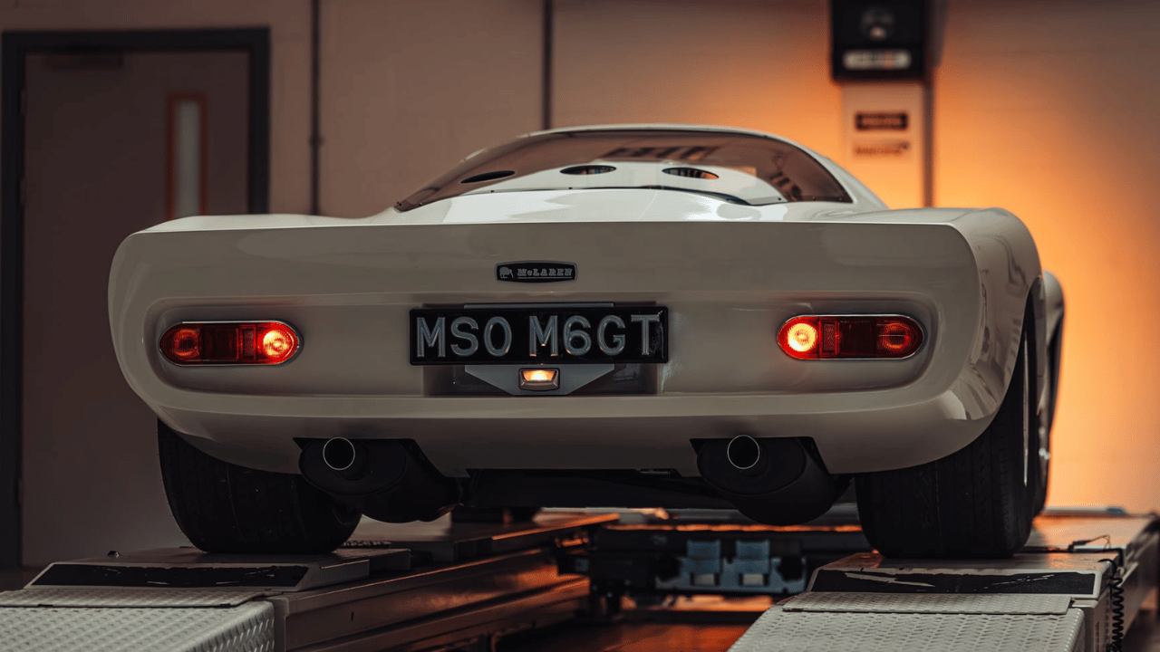 Racerbils-DNA för landsvägen. Bakpartiet avslöjar bilens ursprung från de dominanta Can-Am-racerna. Under det kurviga skalet döljer sig en tidstypisk Small Block-V8 med klassiska "camel hump"-cylinderhuvuden, precis som Bruce McLaren specificerade det för över 50 år sedan. Foto: McLaren