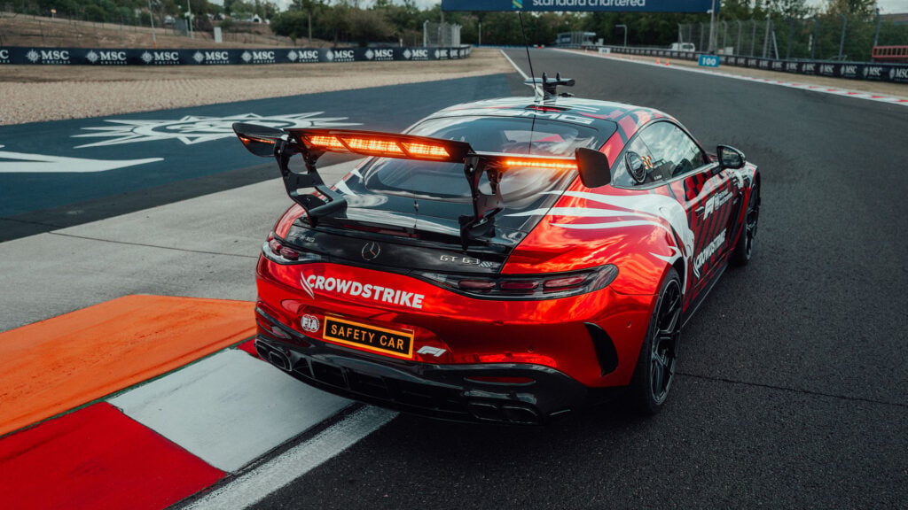 Fokus på bakvingen på nya F1-säkerhetsbilen Mercedes-AMG GT 63 PRO 4MATIC+.
