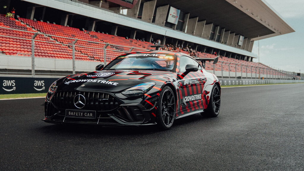 Nya F1-säkhetsbilen Mercedes-AMG GT 63 PRO 4MATIC+ i helbild på en motorbana.