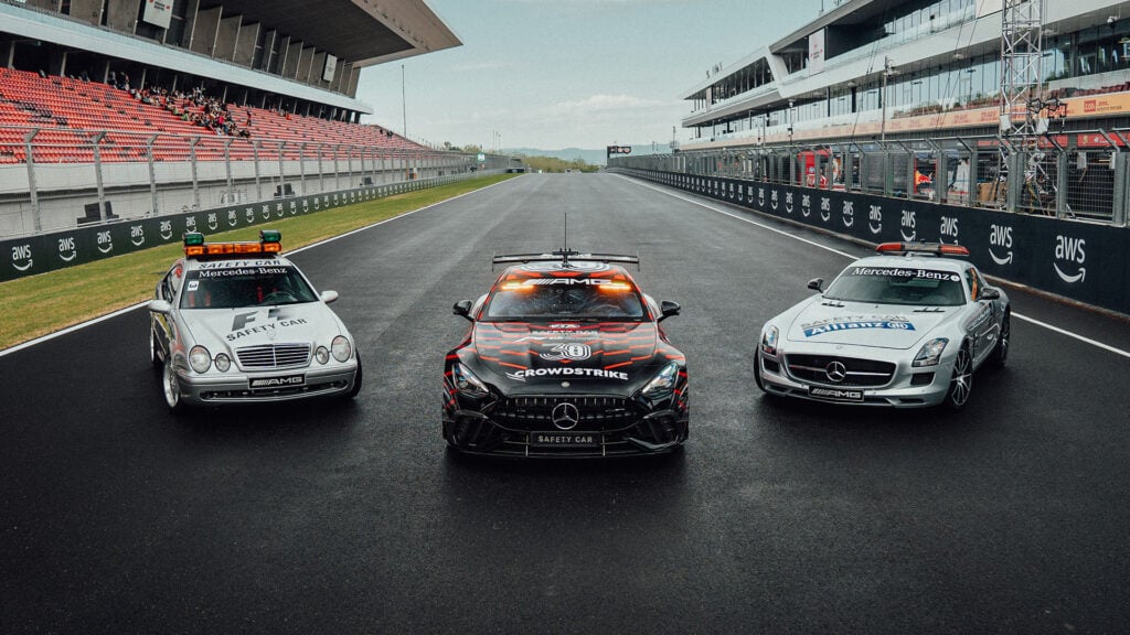 F1 säkerhetsbilen Mercedes-AMG GT 63 PRO 4MATIC+ med äldre F1-säkerhetsbilen till höger och vänster.