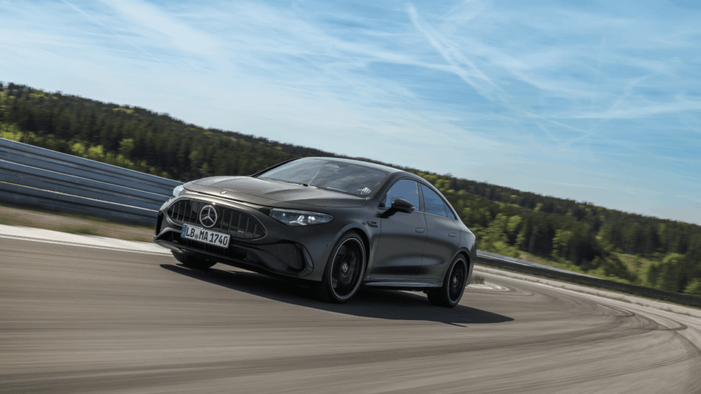 Form möter funktion: Coupé-versionen av elektriska CLA 45 kombinerar slanka linjer med aktiv aerodynamik för lägre luftmotstånd och maximal stabilitet. Foto: Mercedes-AMG