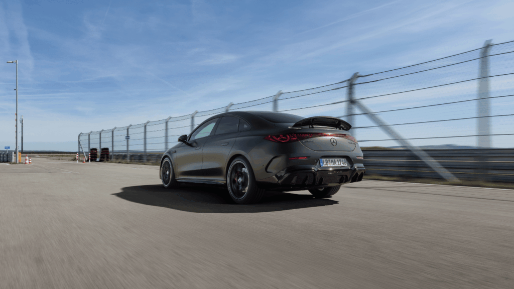 Aktiv aerodynamik: Den intelligenta bakspoilern anpassar sig automatiskt efter hastighet och körläge för att optimera både räckvidd och marktryck. Foto: Mercedes-AMG