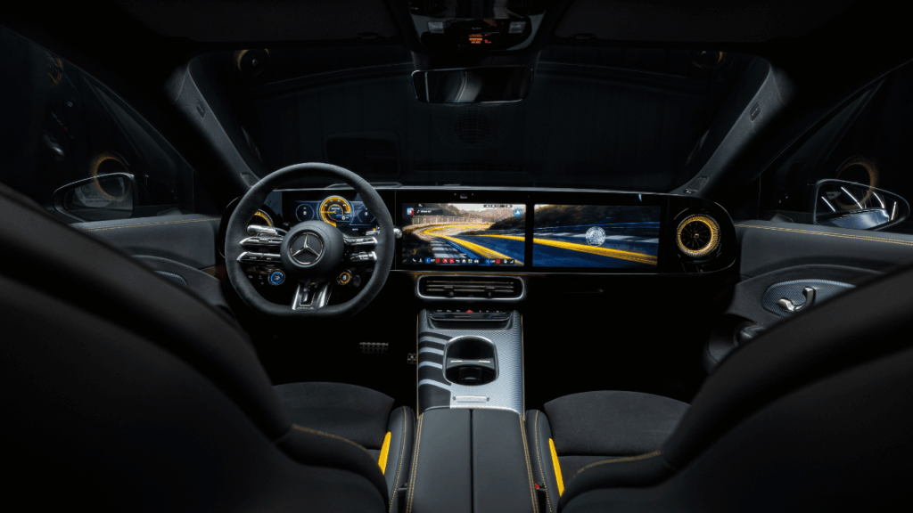 Förarmiljön i fokus: Det nya MB.OS-systemet i Mercedes-AMG CLA 45 integrerar AI från både ChatGPT, Google Gemini och Microsoft Bing för en helt uppkopplad upplevelse. Foto: Mercedes-AMG