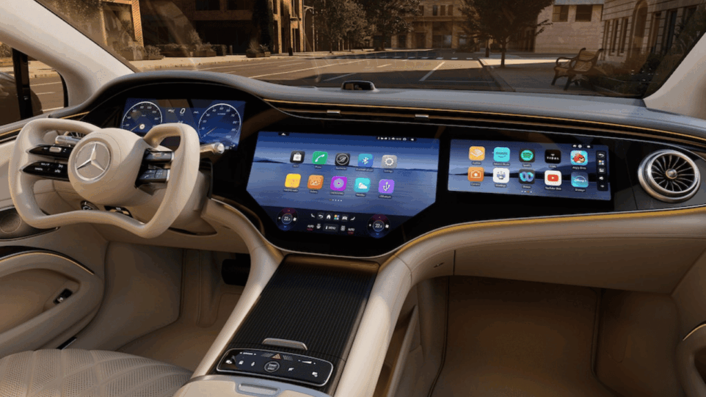 En enda gigantisk skärm: Mercedes-Benz Hyperscreen täcker hela instrumentbrädan. Mobilen ger dig böter, men att navigera i digitala bilmenyer i 110 km/h är fullt lagligt. Foto: Mercedes-Benz