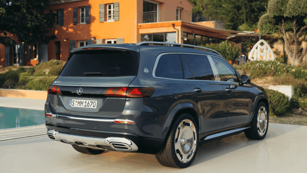 Omarbetade bakljus och en bred dekorpanel markerar bilens tunga närvaro på vägen. Foto: Mercedes-Maybach