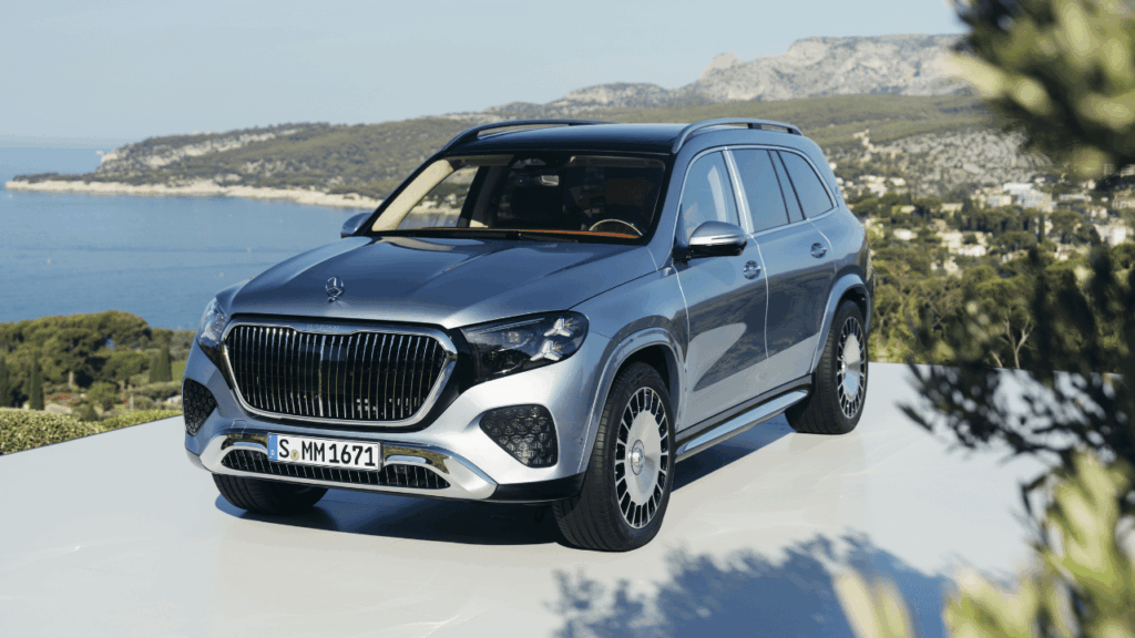 Nytt ansikte utåt: Den helt nya Maybach-fronten domineras av en upplyst grill med varumärkesnamnet integrerat i ramen. Foto: Mercedes-Maybach