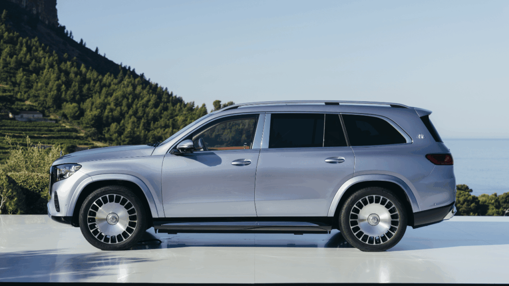 De 23 tum stora smidda fälgarna har självbalanserande emblem som alltid hålls upprätta när hjulet rullar. Foto: Mercedes-Maybach