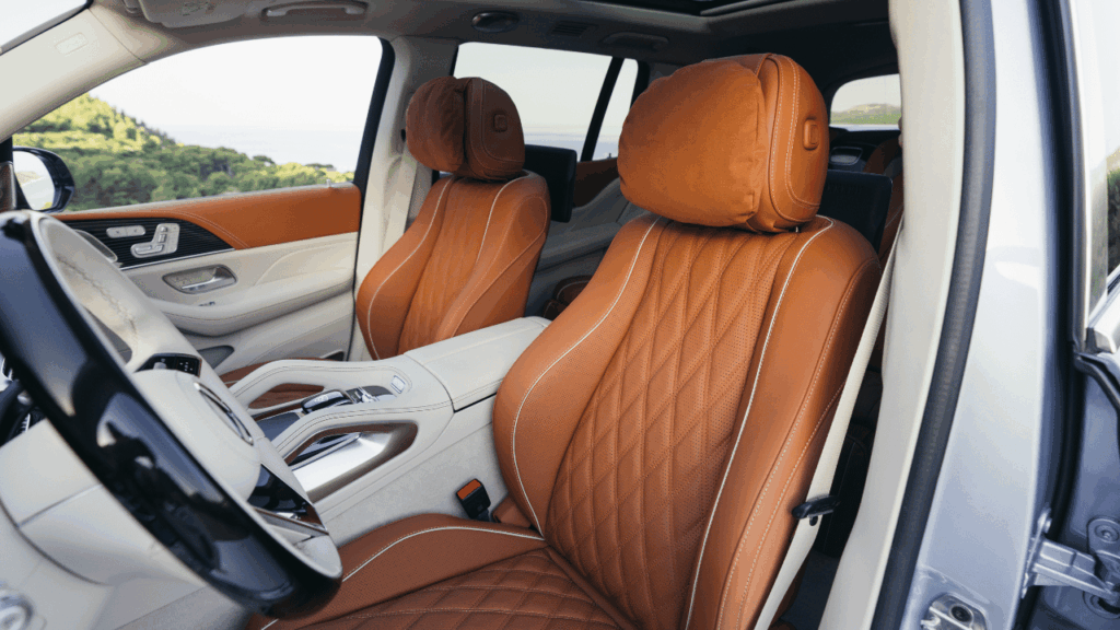 Exklusiva materialval kombinerat med ny vibrationsmassage i framsätenas sittdynor höjer komforten. Foto: Mercedes-Maybach