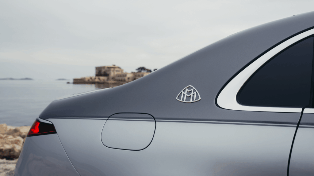 Detaljstudie på det klassiska Maybach-emblemet på C-stolpen, som nu har fått en elegant integrerad belysning. Foto: Mercedes-Maybach