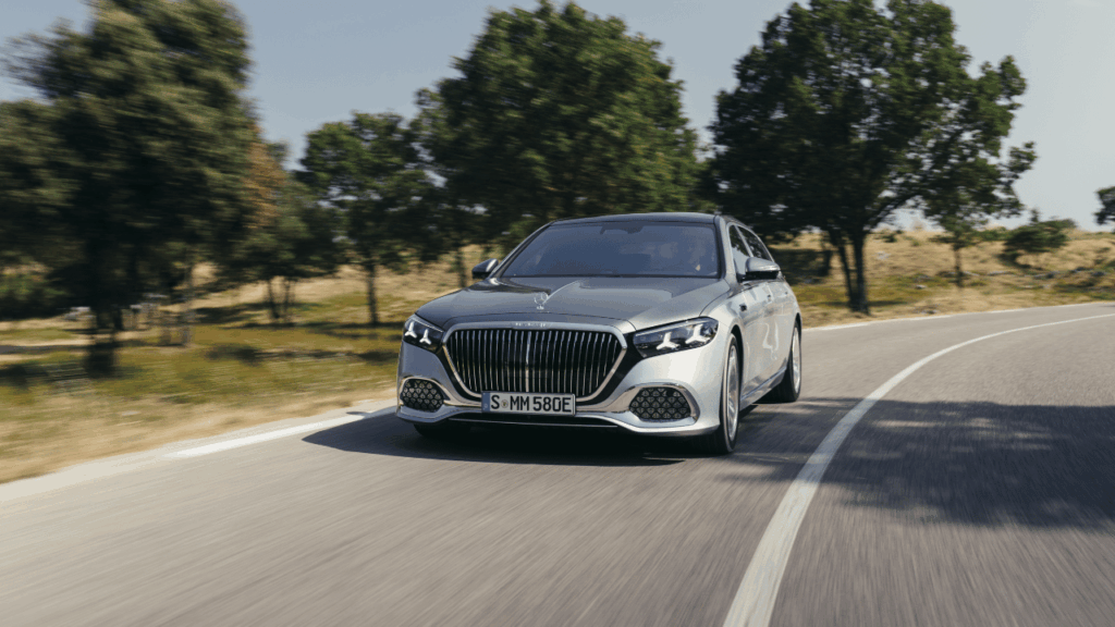 De nya, uppdaterade ljussignaturerna framtill ger lyxsedanen ett modernt och skärpt uttryck i mörker. Foto: Mercedes-Maybach