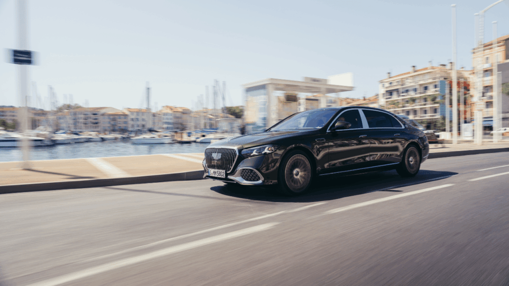 Den pampiga sidoprofilen visar bilens majestätiska linjer och generösa axelavstånd, byggd för maximalt utrymme. Foto: Mercedes-Maybach