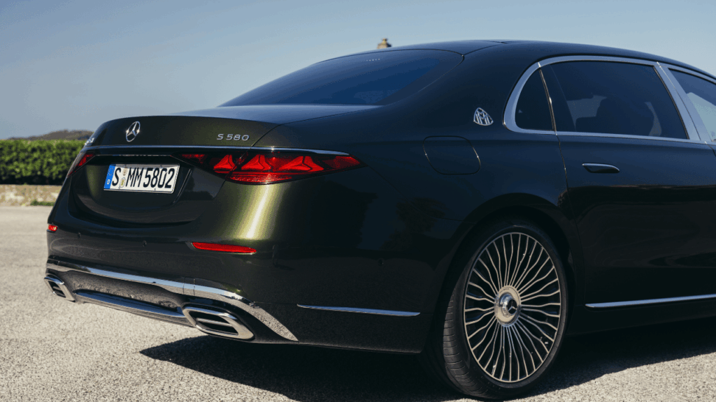 Bakpartiet präglas av tidlös elegans med subtila Maybach-detaljer och ett nydesignat avgassystem. Foto: Mercedes-Maybach
