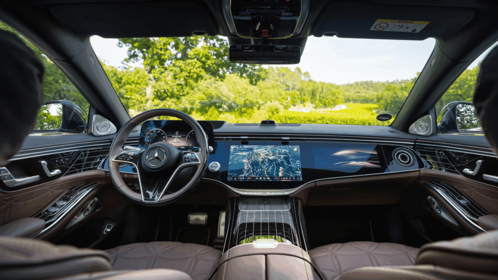 Den digitala förarmiljön i nya Maybach S-Klass, där det helt nya operativsystemet MB.OS och MBUX-skärmarna introduceras för första gången. Foto: Mercedes-Maybach