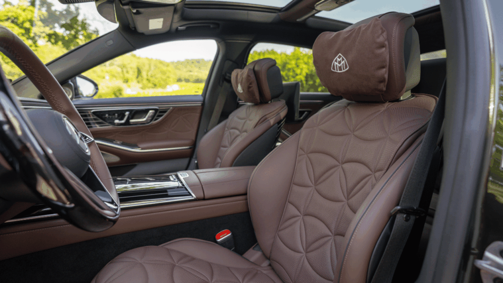 Den uppdaterade mittkonsolen och den förfina stämningsbelysningen ramar in kupéns exklusiva och avspända atmosfär. Foto: Mercedes-Maybach