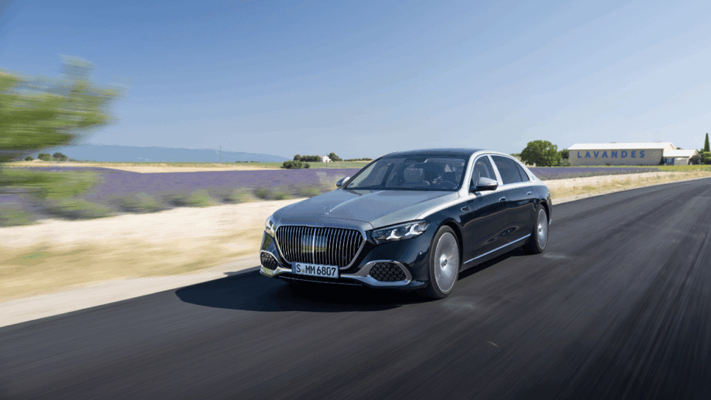 Under motorhuven på toppmodellen döljer sig en elektrifierad V8 på 612 hästkrafter med 48-voltsteknik. Foto: Mercedes-Maybach