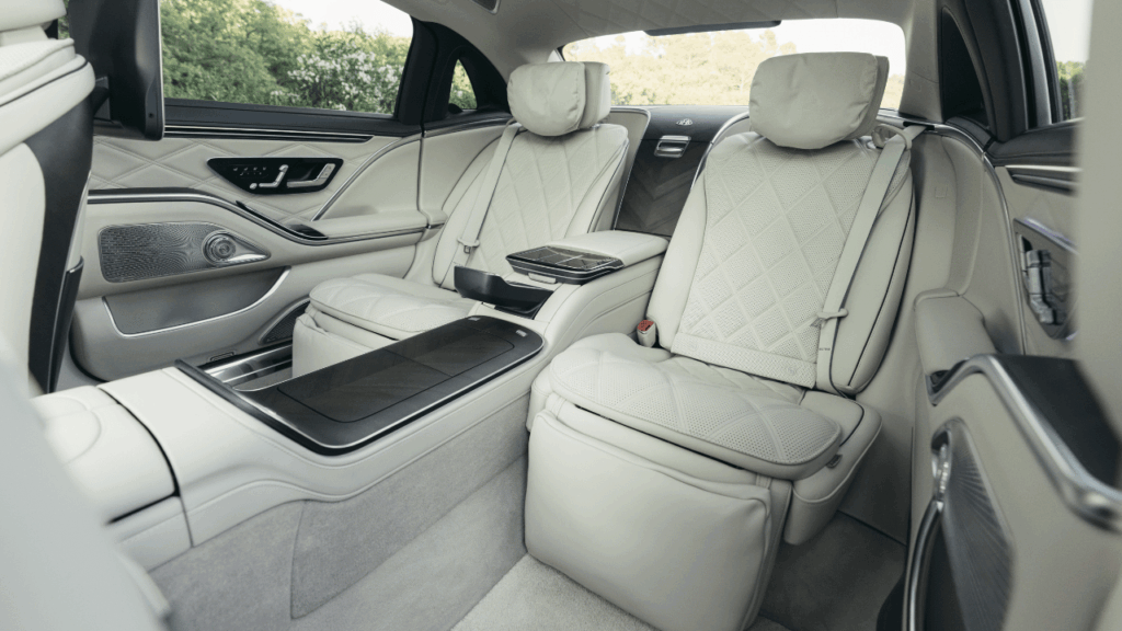 Maximal komfort i baksätet, där den smarta luftfjädringen AIRMATIC förutser vägens ojämnheter för en ännu tystare resa. Foto: Mercedes-Maybach