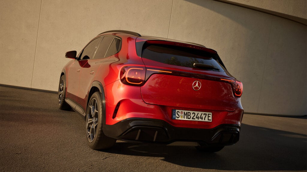Röd Mercedes-Benz GLA bakifrån i studiomiljö.