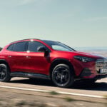 Röd Mercedes-Benz GLA från sidan på en väg.
