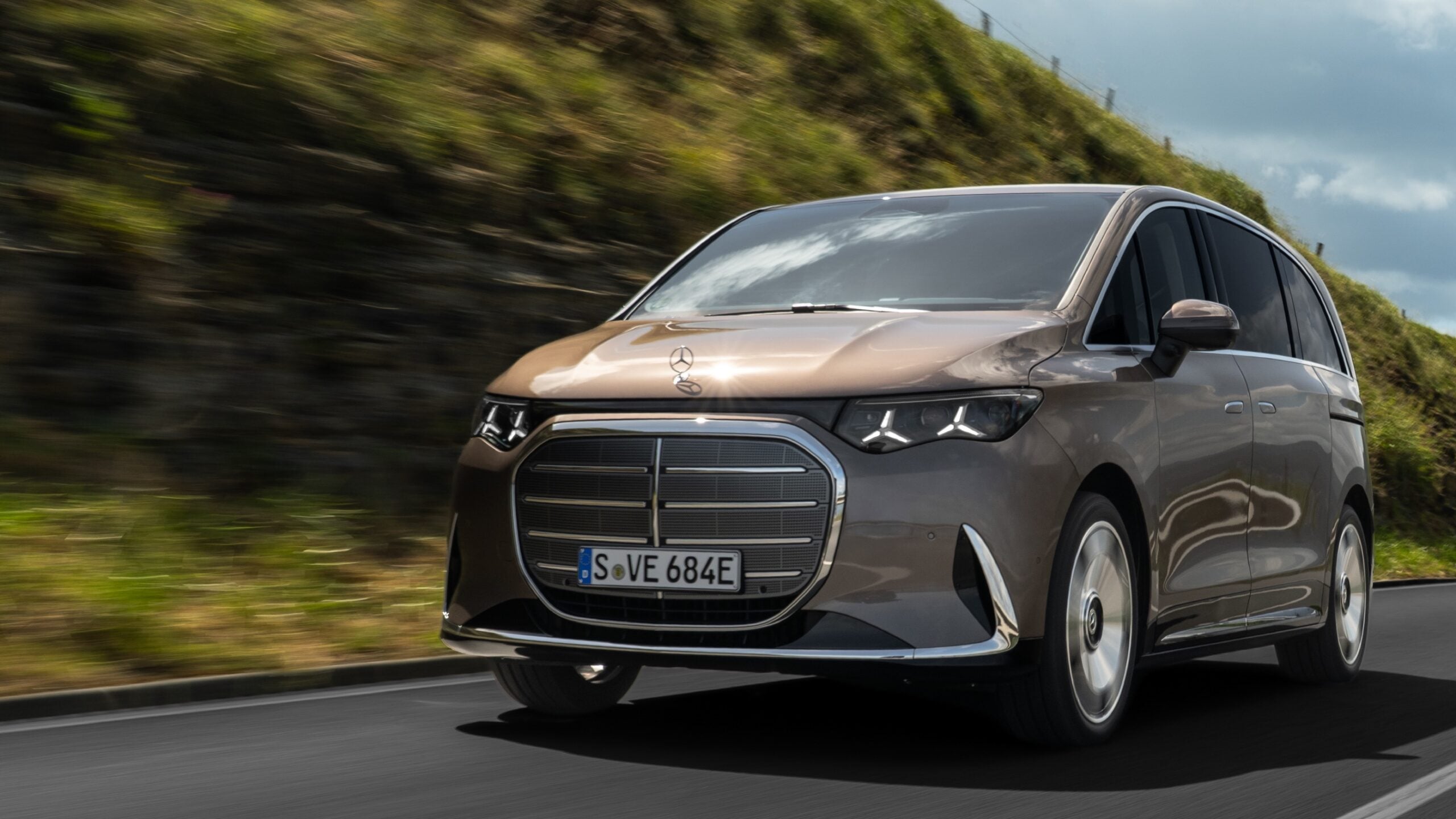 Brun Mercedes-Benz VLE snett framifrån på en landsväg.