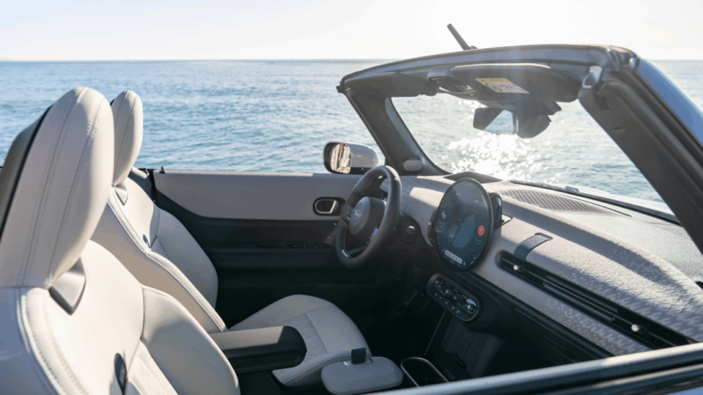 Solen gassar, taket är nere och gassvaret är direkt. MINI Cooper S Convertible levererar den där klassiska, gokart-liknande körkänslan – men med fri sikt mot himlen. En kompakt busbil som gör varje kurvig landsväg betydligt roligare. Foto: BMW Group