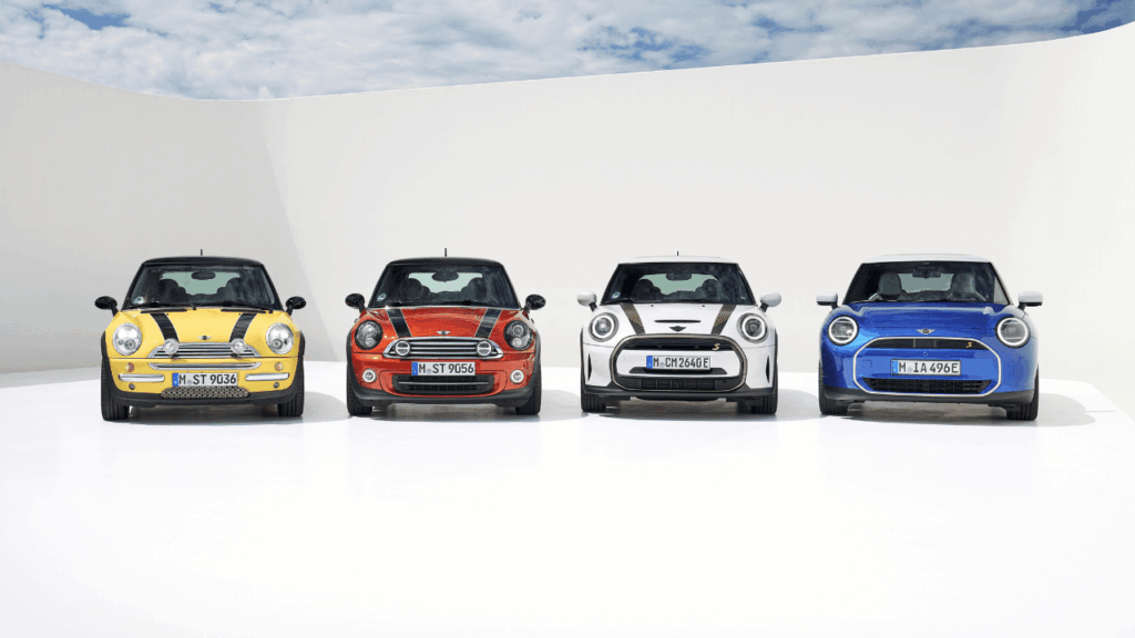 Det moderna MINI-arvet i en bild: MINI Cooper Gen 2 Mk I, MINI Cooper Gen 3 Mk II, MINI Cooper Gen 4 Mk III och MINI Cooper SE (04/2026). Foto: BMW Group