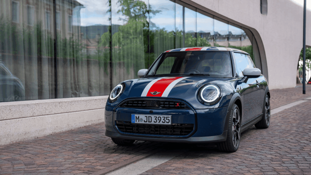 De tvåfärgade 18-tumsfälgarna i designen Slide Spoke ger bilen en bred och självsäker hållning. Lägg särskilt märke till de unika, modellanpassade centrumkåporna och ventilhattarna. Foto: BMW Group