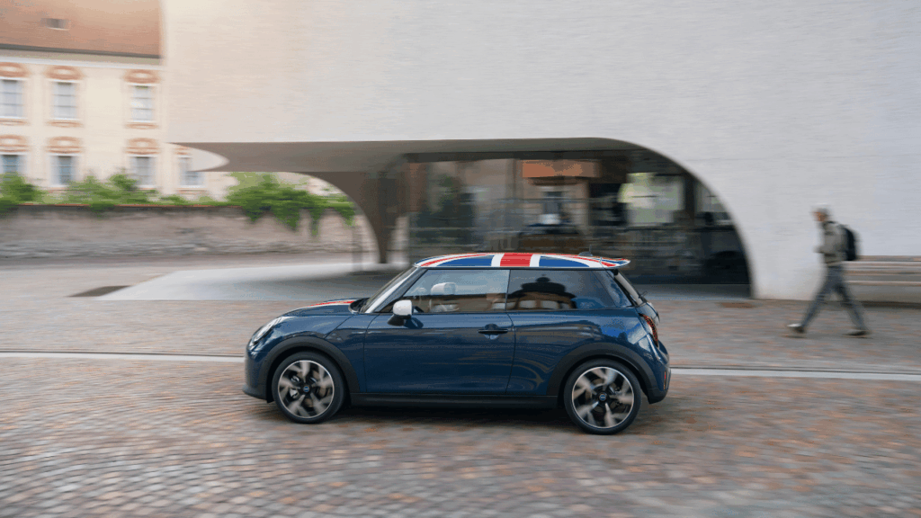 Den brittiska flaggan, Union Jack, står i absolut centrum på det kontrasterande vita taket. Det röda och vita bandet sträcker sig som en röd tråd över hela bilens ovansida. Foto: BMW Group