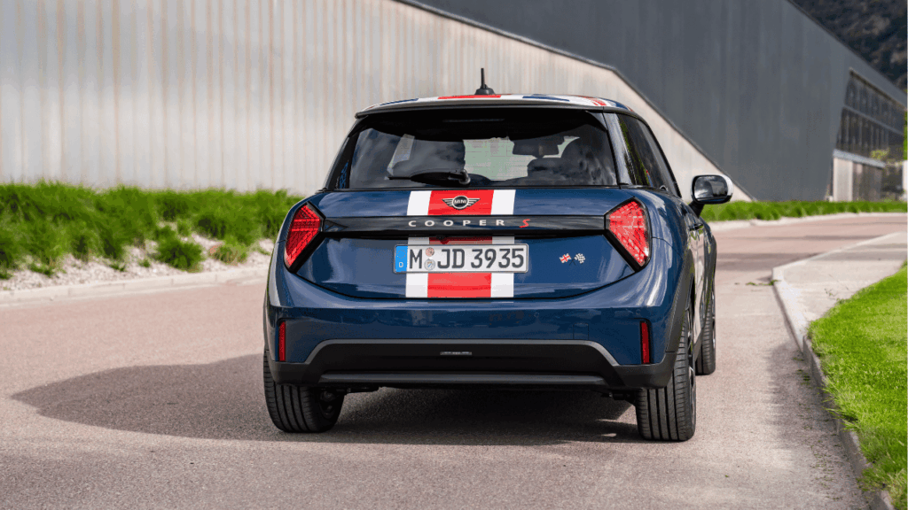Jubileumsmodellen kan fås i tre karossfärger, däribland den djupblå Indigo Sunset Blue. Vita backspegelkåpor bryter av snyggt och ger en tydlig retrokänsla. Foto: BMW Group