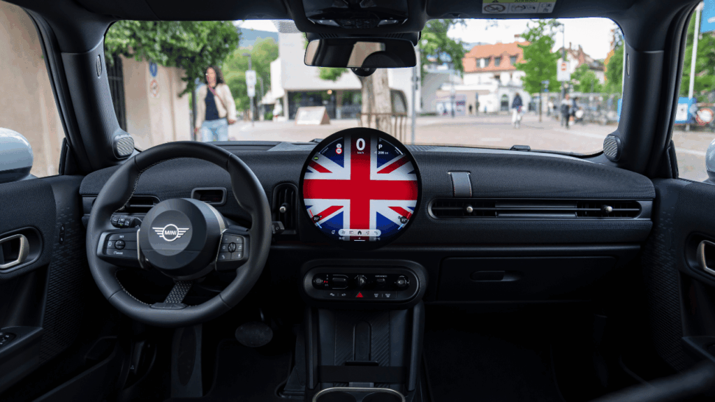 I kupén syns unika designdetaljer som ett mönstrat flaggmotiv på rattens nedre eker. Golvmattorna har fått en rund Union Jack-logotyp på förarsidan och en sportig målflagga på passagerarsidan. Foto: BMW Group