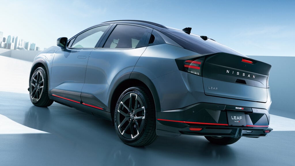 Nissan Nismo Leaf i Stealth Gray snett bakifrån med närbild på vingen.
