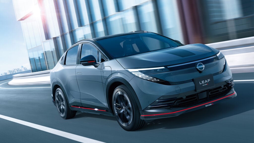Nissan Nismo Leaf i Stealth Gray snett framifrån på väg.