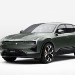Skogsgrön Polestar 3 snett framifrån i studiomiljö.