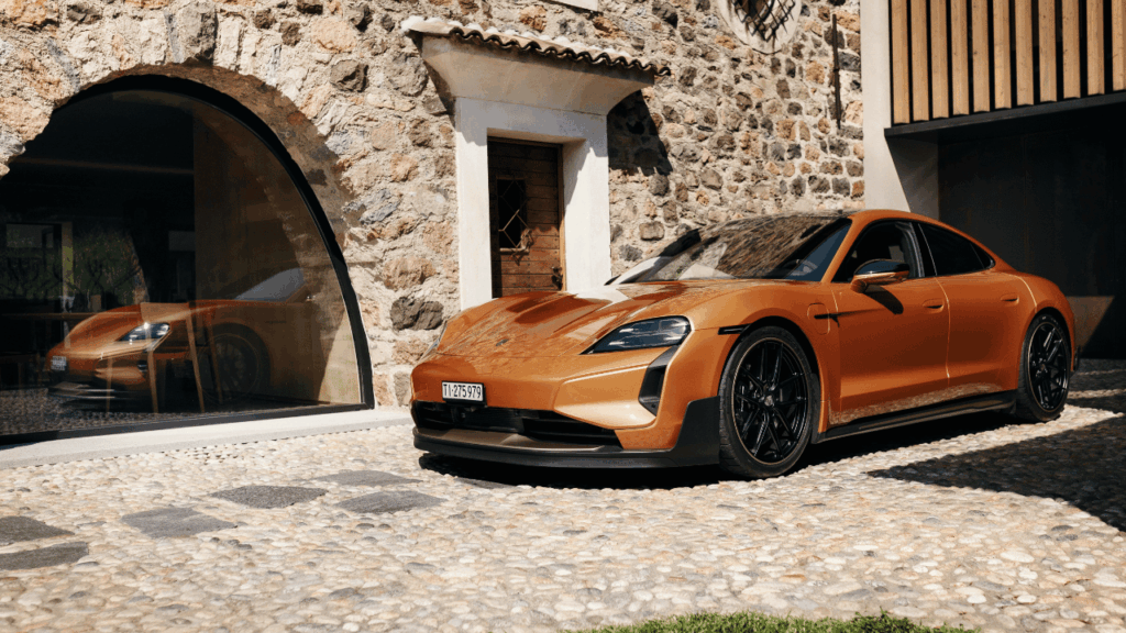 Färgen Nordicgoldmetallic gör comeback och påminner om Porsches guldålder på 70-talet. Foto: Porsche