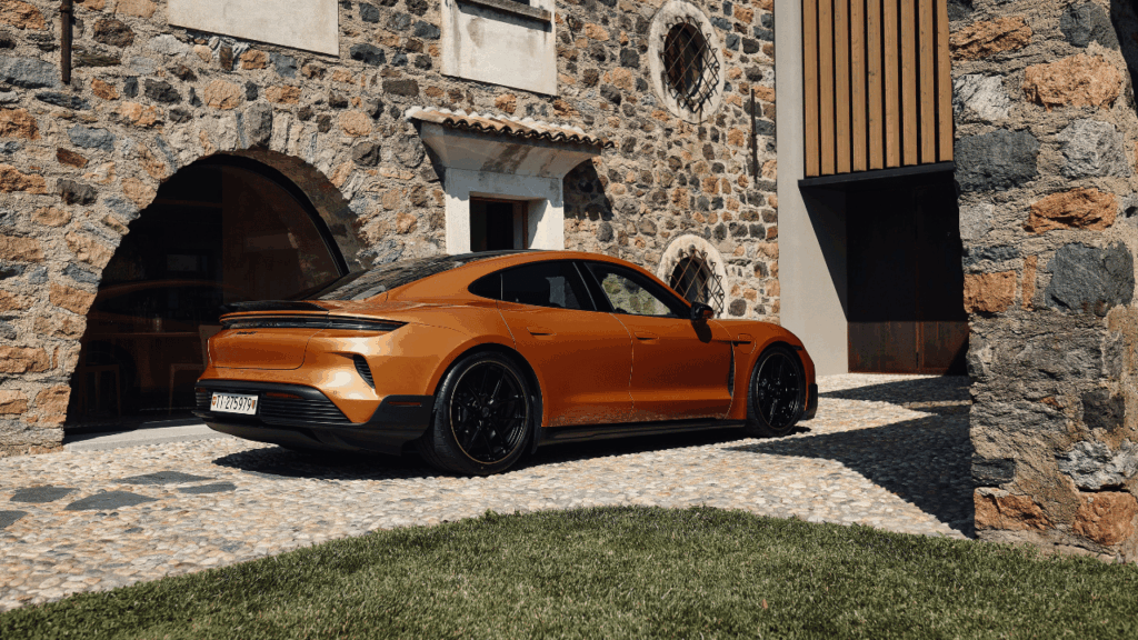 Den unika kulören Nordicgoldmetallic är inspirerad av solnedgången över Luganosjön. Foto: Porsche
