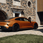 Den unika kulören Nordicgoldmetallic är inspirerad av solnedgången över Luganosjön. Foto: Porsche