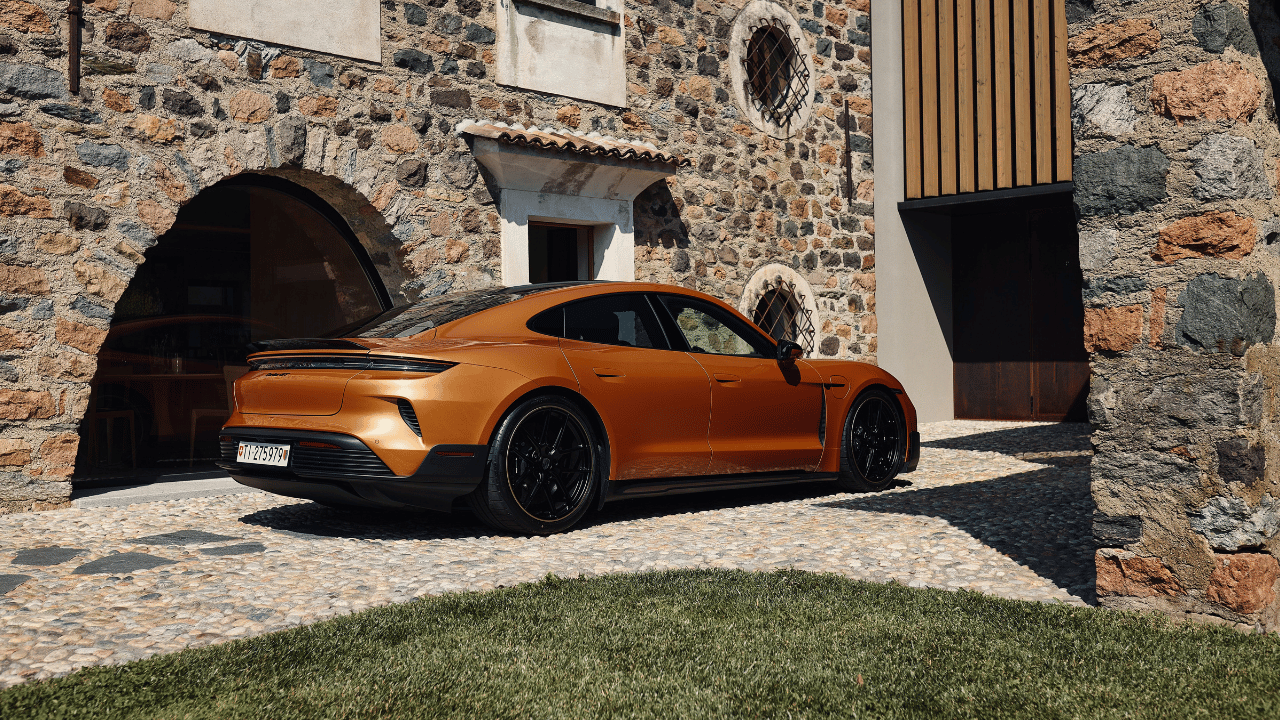 Den unika kulören Nordicgoldmetallic är inspirerad av solnedgången över Luganosjön. Foto: Porsche