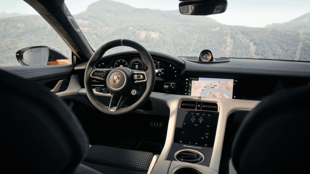 Det specialpräglade Sonderwunsch-logotypen pryder förvaringsfackets lock i Pebble Grey-läder. Foto: Porsche