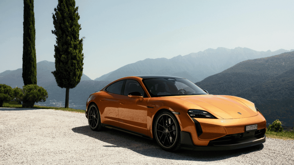 Högblanka svarta detaljer på vingen och backspeglarna bryter av mot den varma guldfärgen. Foto: Porsche