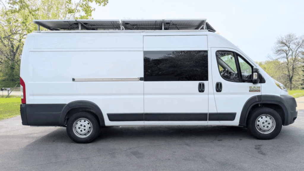 Diskreta linjer på utsidan: Vid en första anblick ser bilen ut som vilken amerikansk transportbil som helst. Foto: The vancamper