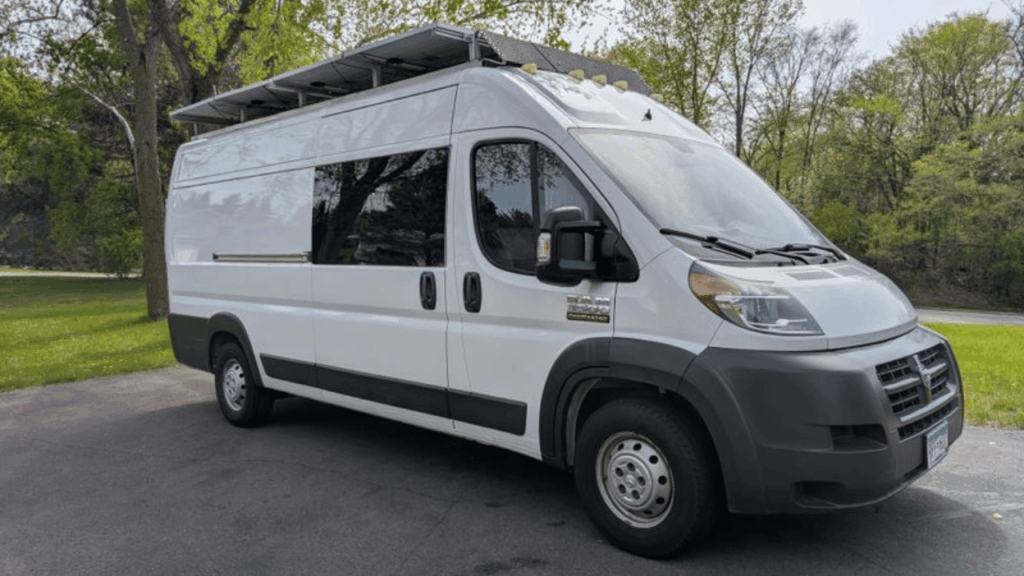 Redo för fricamping: Taket täcks av 12 solpaneler som försörjer bodelens kraftfulla batterisystem med el. Foto: The vancamper