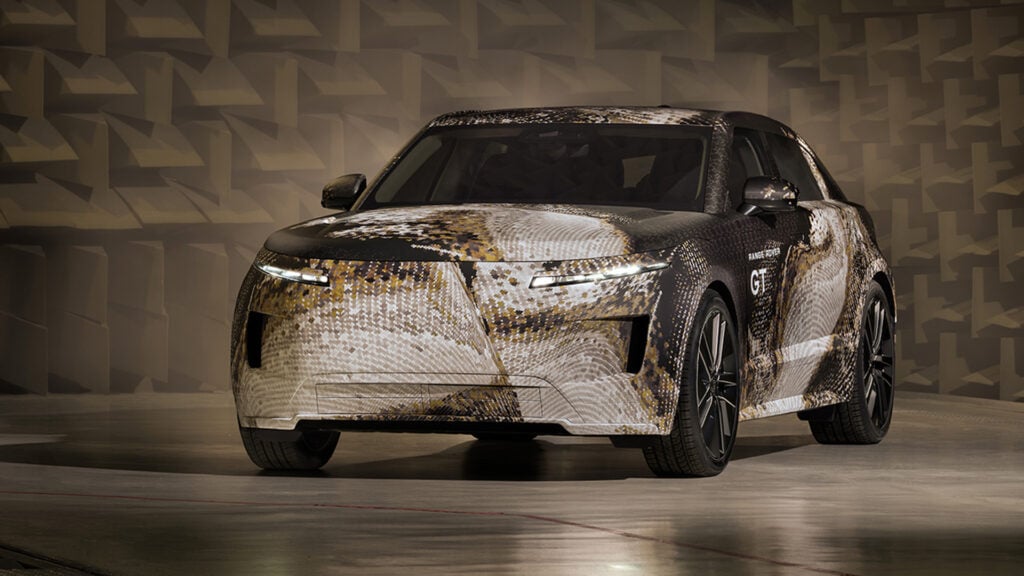 Range Rover GT snett framifrån i studio.