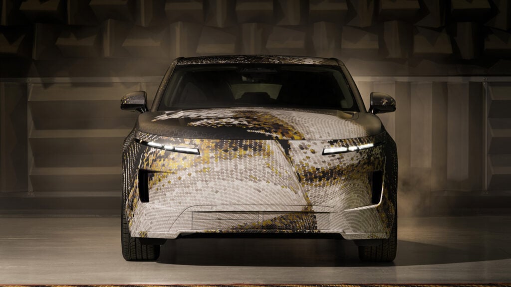 Range Rover GT framifrån i studio.