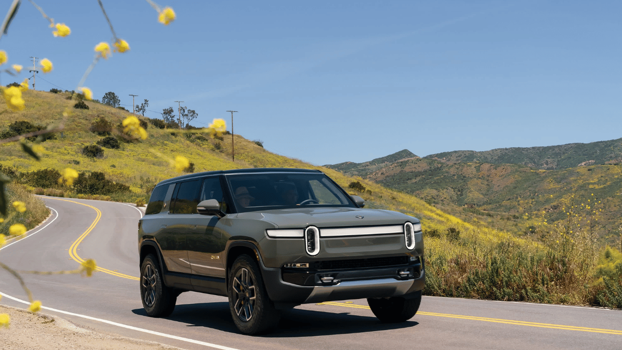 Samarbetet mellan Volkswagen och Rivian gav den amerikanska elbilstillverkaren en viktig ekonomisk livlina under 2024. Foto: Rivian