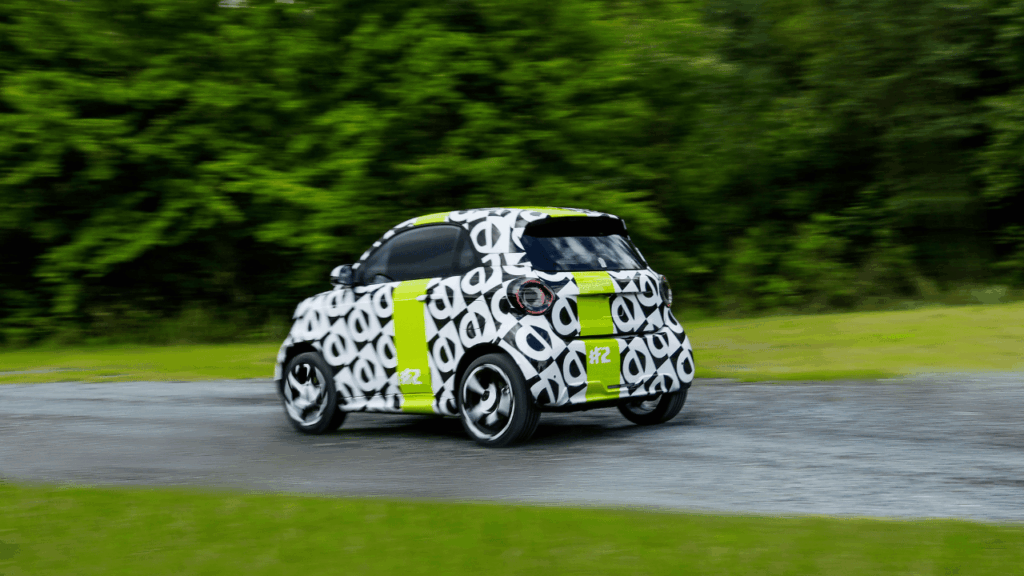 Nye elektriska smart #2 testas för fullt iklädd ett specialdesignat kamuflage från Mercedes-Benz designteam. Foto: smart
