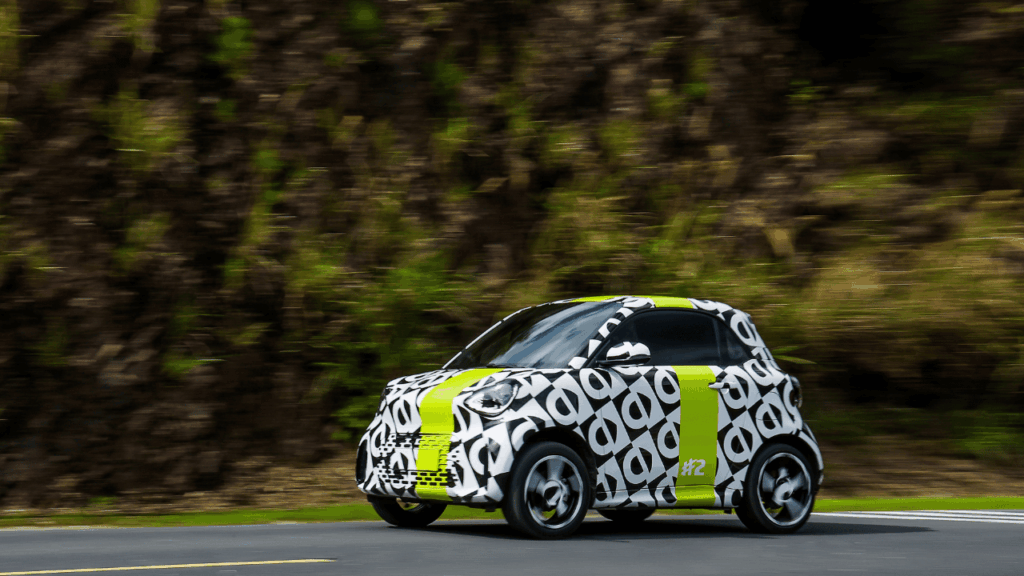 Korta överhäng och hjulen i hörnen avslöjar att den klassiska fortwo-proportionen lever vidare i eldrivna smart #2. Foto: smart